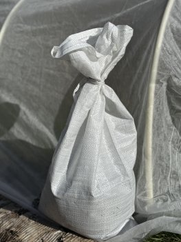 Vit UV-stabiliserad sandsäck med knytband