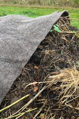 Ullmatta över kompost