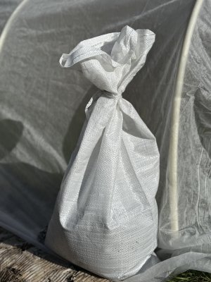 Vit UV-stabiliserad sandsäck med knytband
